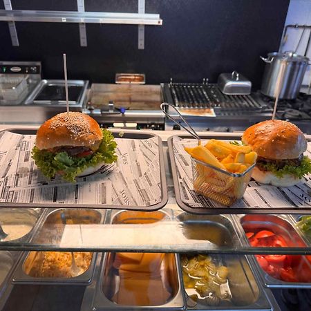 Hotel Zur Alten Stadtkellerei Лайпциг Екстериор снимка A burger being prepared at a restaurant