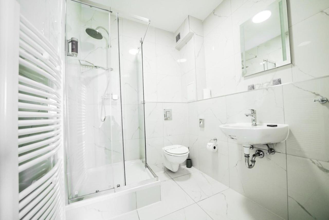Hotel Zur Alten Stadtkellerei Лайпциг Екстериор снимка A modern bathroom