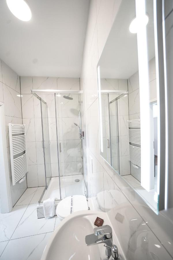 Hotel Zur Alten Stadtkellerei Лайпциг Екстериор снимка A shower enclosure