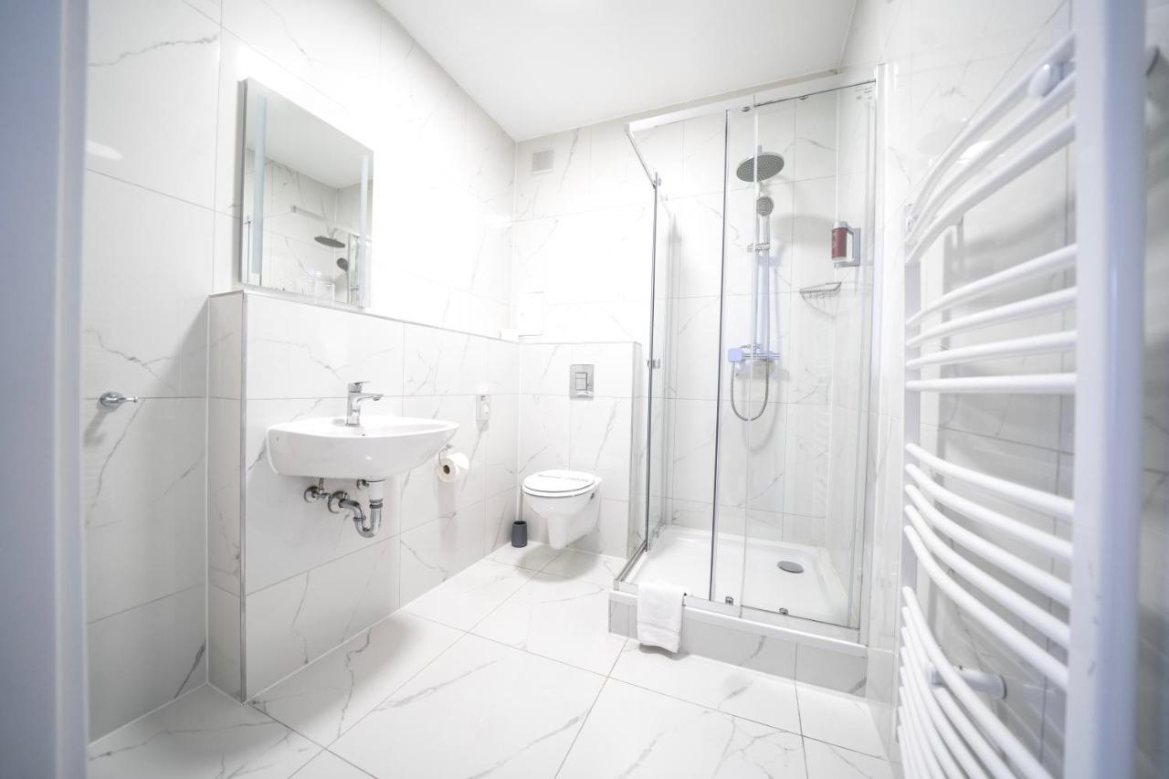 Hotel Zur Alten Stadtkellerei Лайпциг Екстериор снимка A shower room