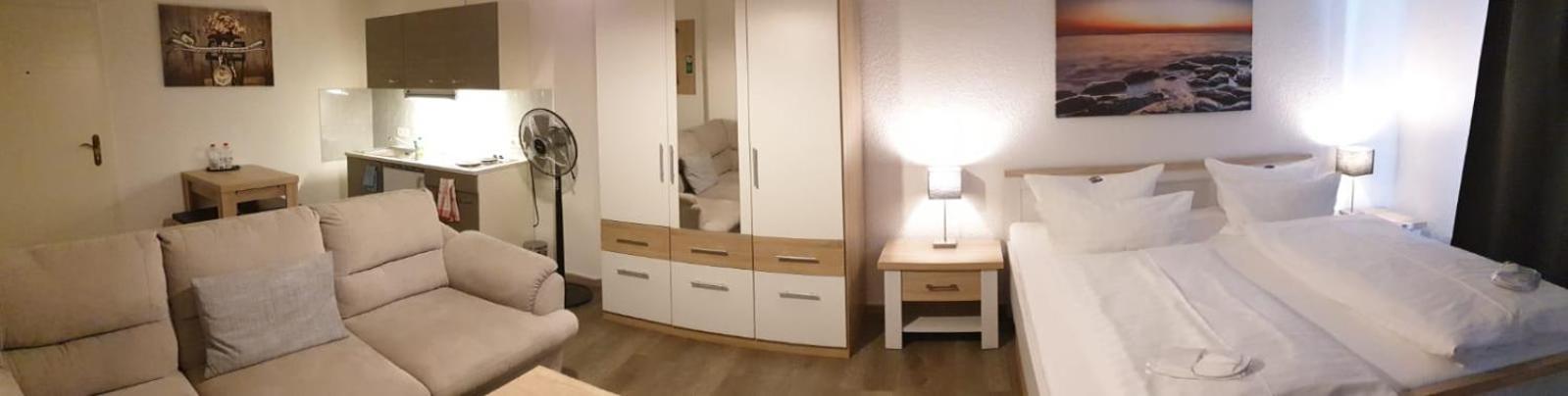 Hotel Zur Alten Stadtkellerei Лайпциг Стая снимка A bedroom with a nightstand