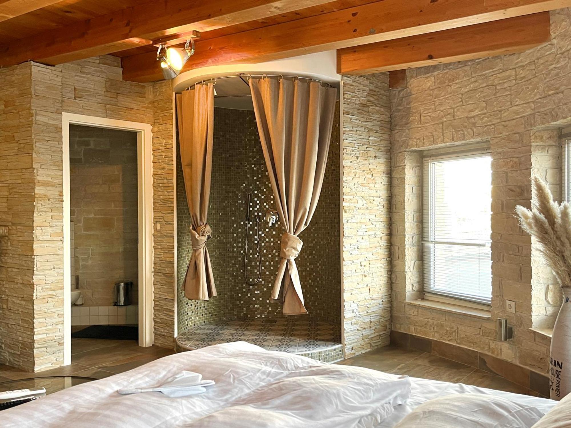 Hotel Zur Alten Stadtkellerei Лайпциг Екстериор снимка A room with a shower enclosure